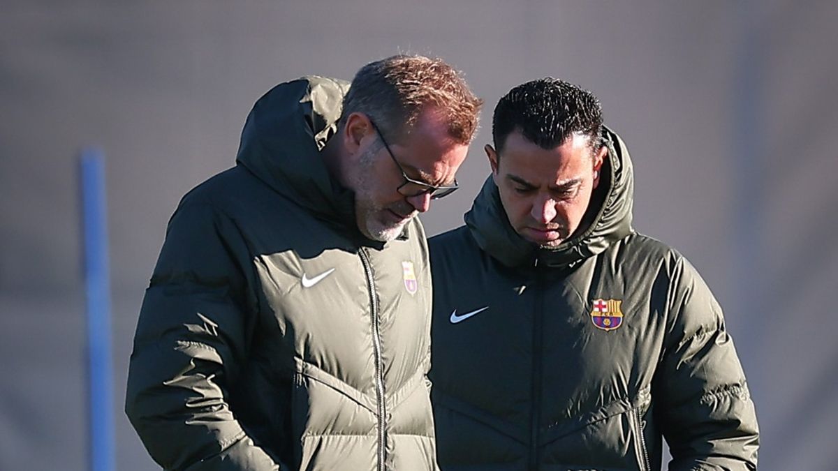 Xavi Hernández and his brother Òscar, thoughtful before training