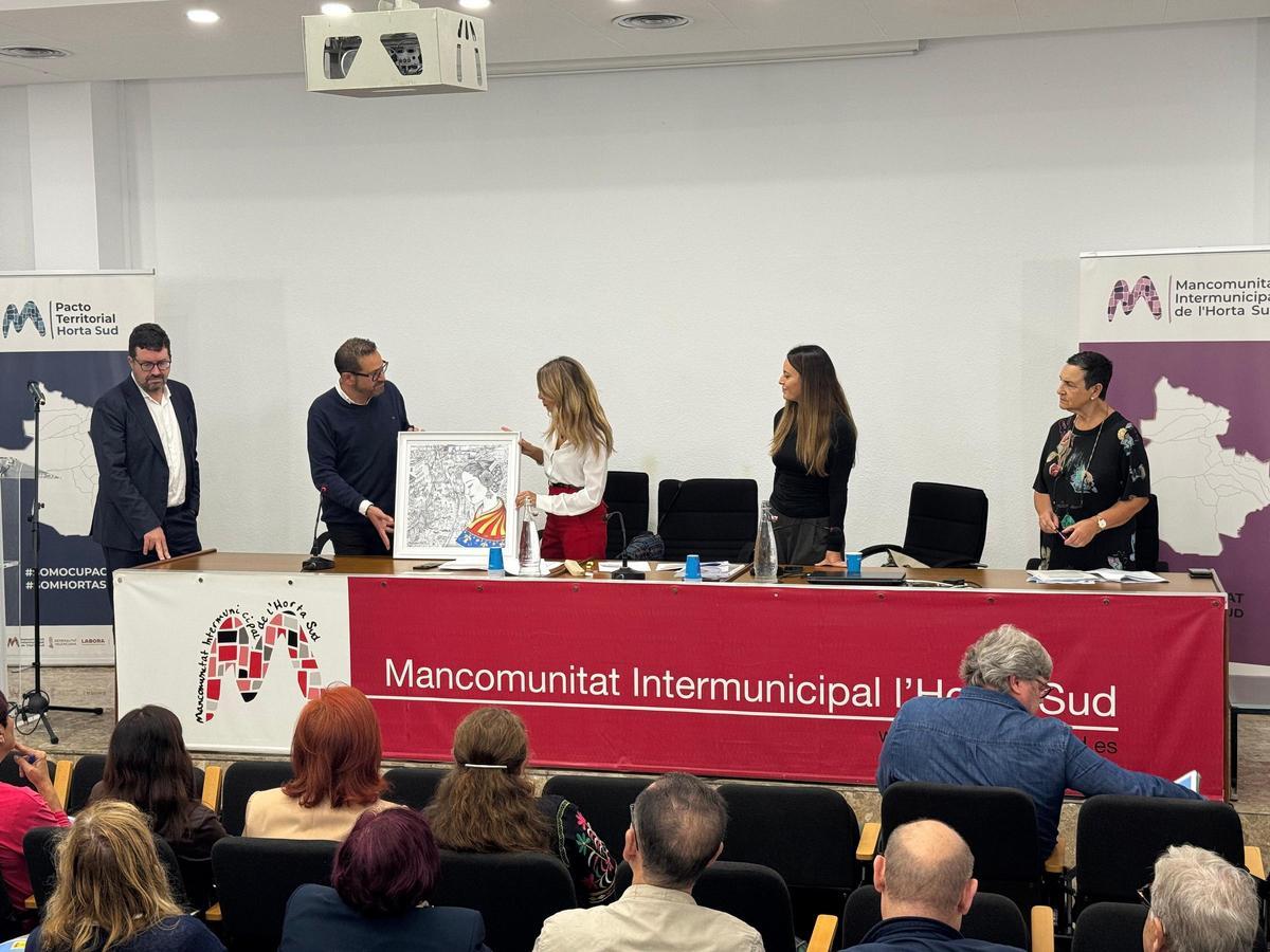 Yolanda Díaz recibe un cuadro homenaje de la Mancomunitat l'Horta Sud de manos de José F. Cabanes