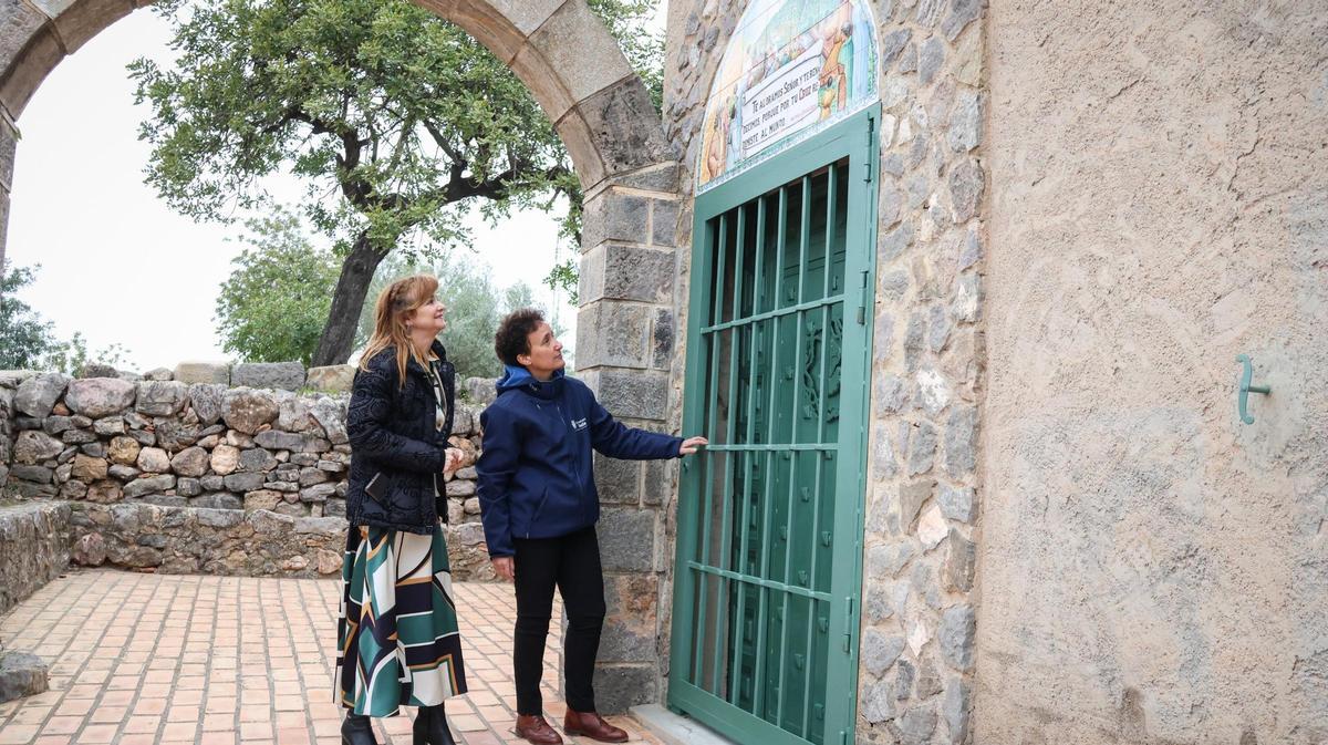 Maribel Raigada y Carmina Ballester, en uno de los accesos al calvario.