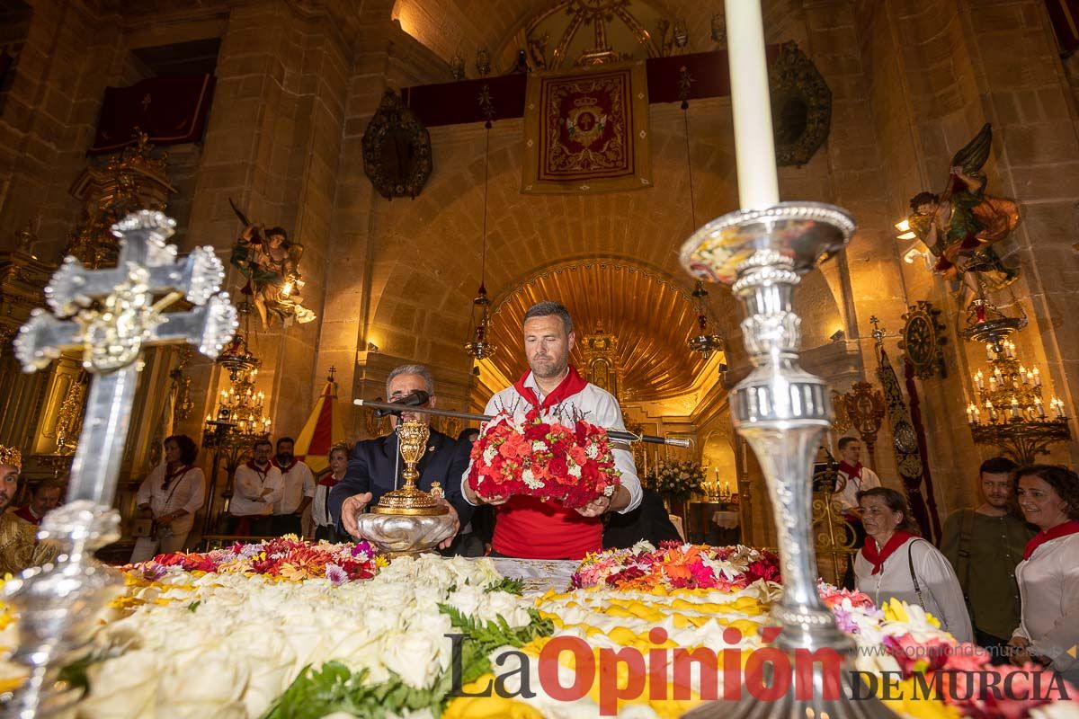 Bandeja de flores y ritual de la bendición del vino en las Fiestas de Caravaca