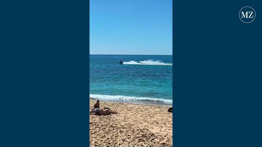 Ganz schön riskant: Vier Jetskis rasen an Palmas Stadtstrand entlang