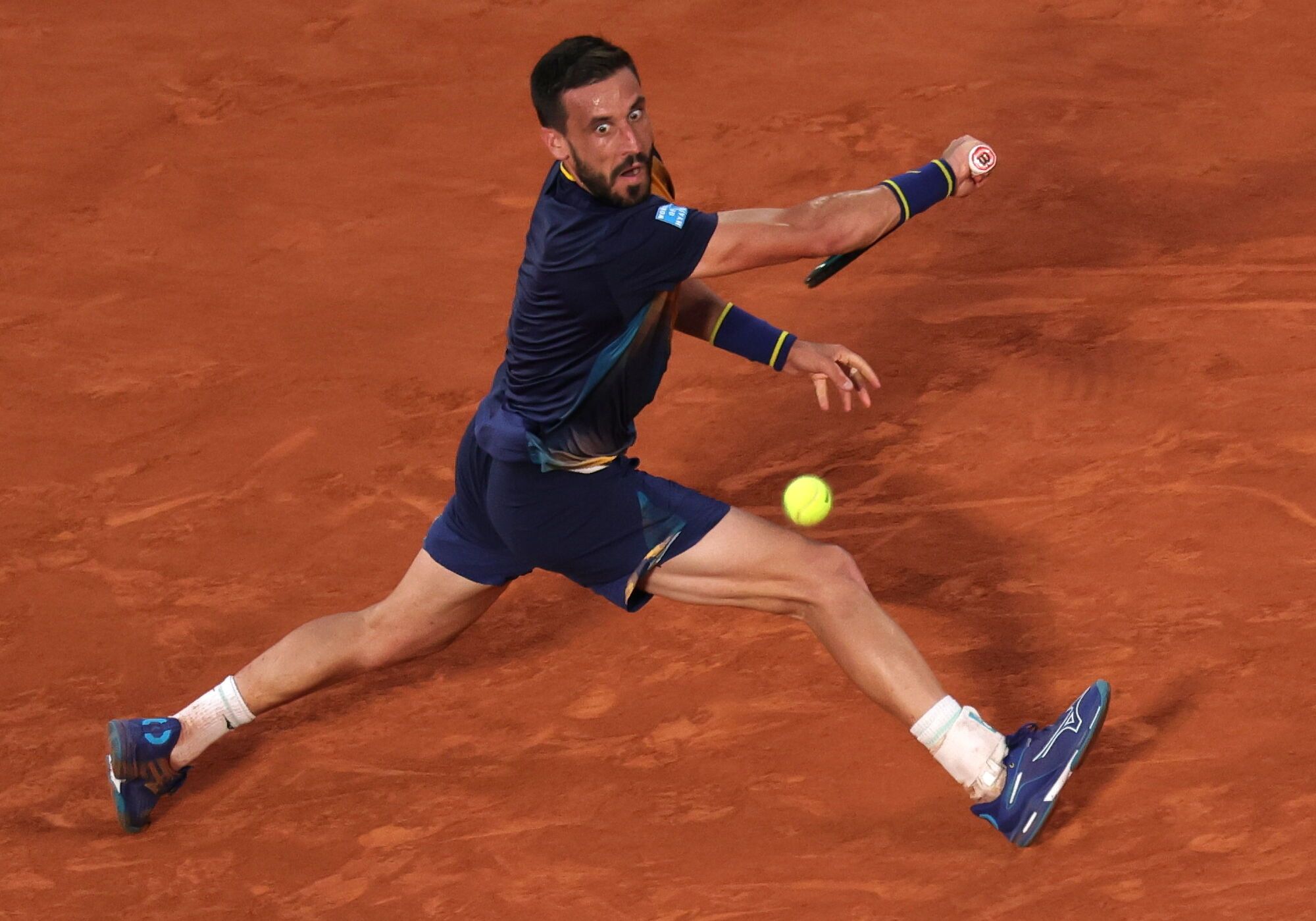 PARIS (France), 30/05/2025.- Damir Dzumhur of Bosnia and Herzegovina in action during his Men's 3rd round match against Carlos Alcaraz of Spain at the French Open Grand Slam tennis tournament at Roland Garros in Paris, France, 30 May 2025. (Tenis, Abierto, Bosnia-Herzegovina, Francia, España) EFE/EPA/TERESA SUAREZ