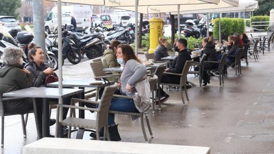 Una terrassa de la plaça Catalunya de Girona, ahir al matí.