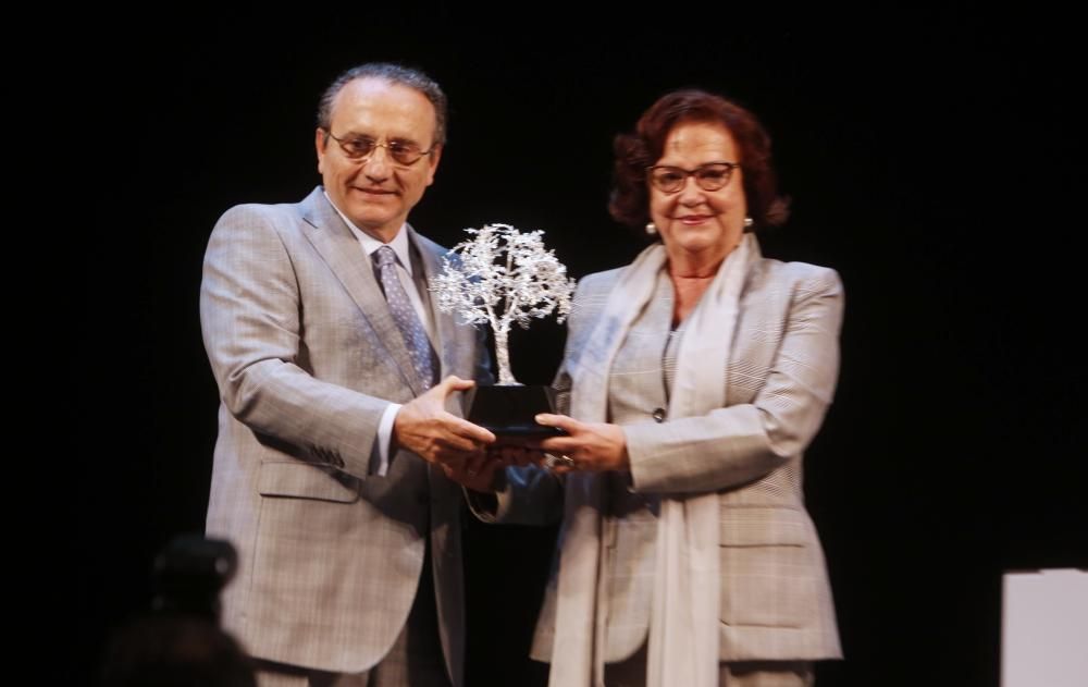 Javier Moll, presidente de Prensa Ibérica, recibe el premio de manos de Carmen Robles, presidenta de honor de la Fundación Manuel Peláez