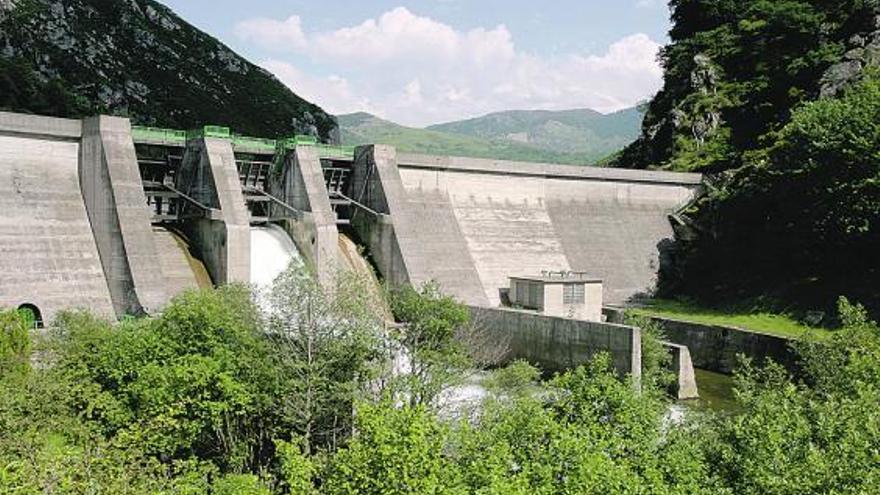 La presa de Rioseco, en cuya base se construirá la minicentral hidráulica.