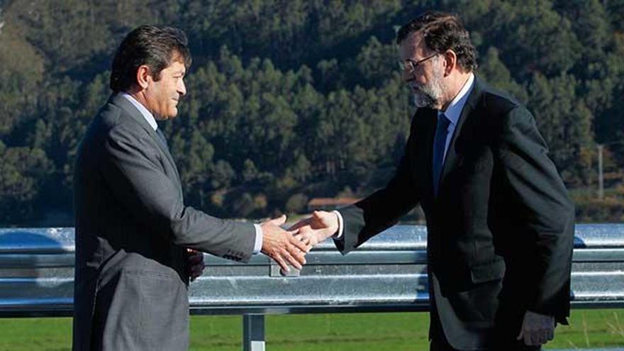 Rajoy llama a Javier Fernández y acuerdan mantener el cauce de comunicación