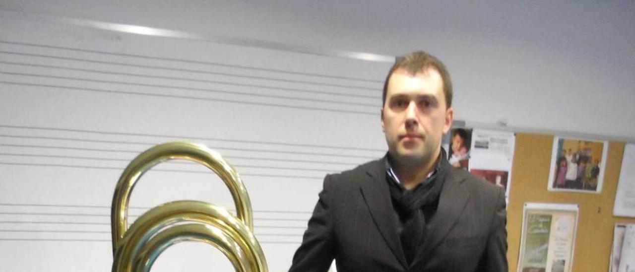 David Colado, junto a un trombón en la Escuela de Música.