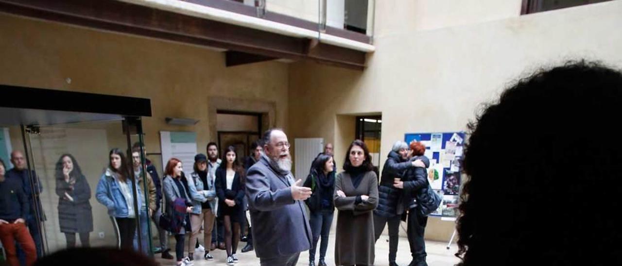 Francisco del Campo y Carmen Álvarez-Rúa, en el centro, se dirigen a los asistentes a la jornada de diseño celebrada ayer en Avilés.