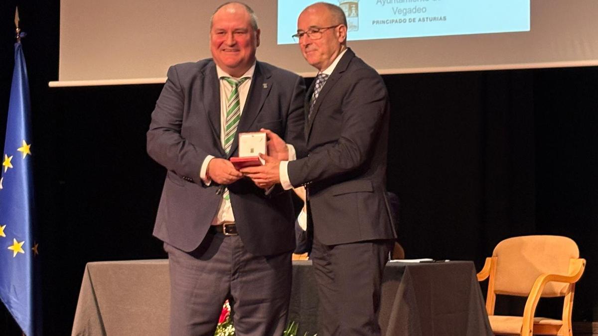 César Álvarez entrega la insignia a Luis Felipe Fernández.