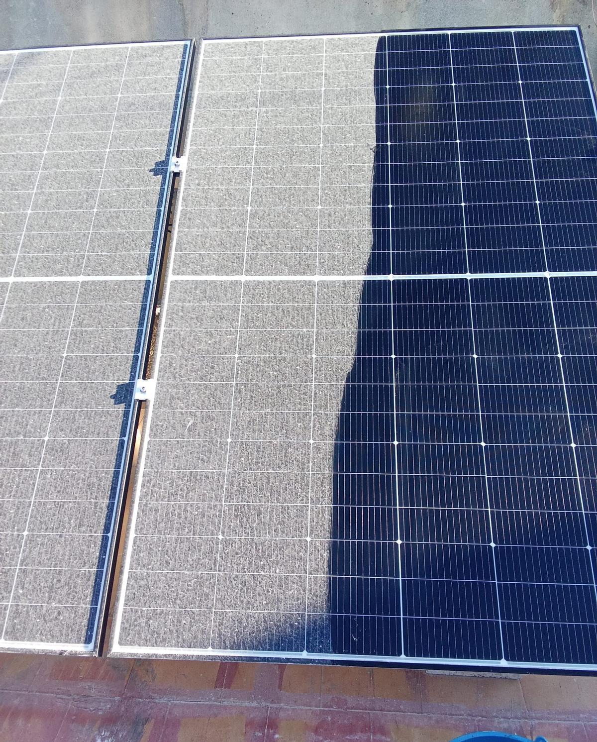 Diferencia entre el aspecto de una placa solar cubierta de polvo de la industria (izquierda) y una vez limpia (derecha).