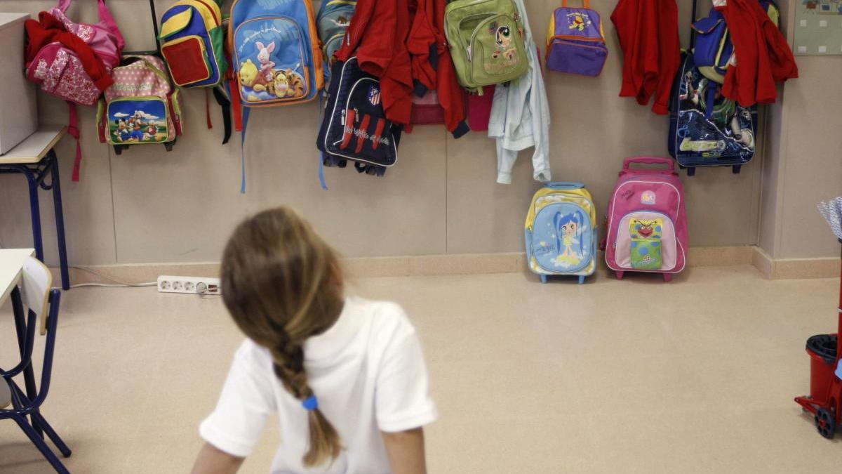 Una niña en un aula.