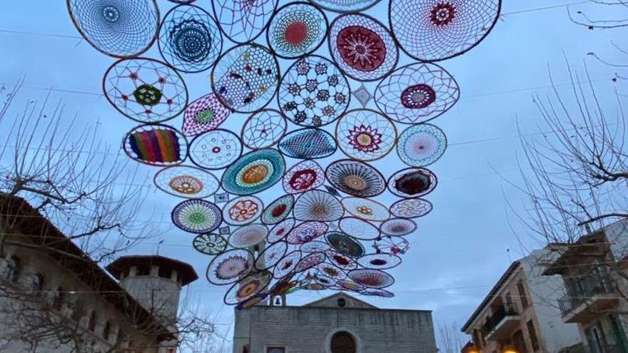 Mujeres de Alaró tejen un gran toldo en la Plaça para reivindicar el 8M