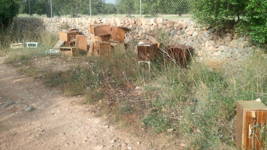 Muebles tirados en el camí Passatemps, en Son Sardina