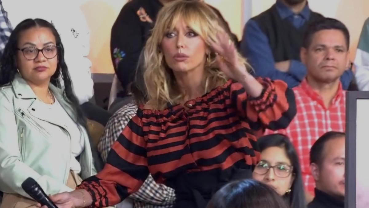 Emma García interrumpe ‘Fiesta’ y saca del plató a una mujer del público: «Lo estoy pasando mal»