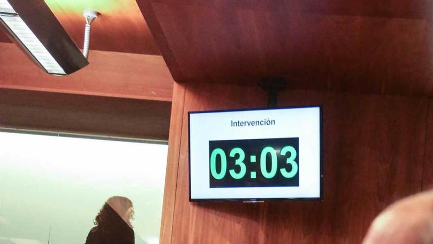 Relojes para dar más ritmo a los plenos. El Pleno de la Junta estrenó ayer cuatro pantallas con relojes para limitar el uso de la palabra. Los diputados que se pasaban quedaban sin sonido.