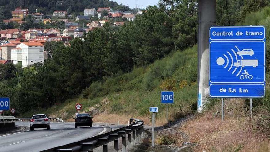 Señal que advierte de la presencia del radar de tramo, en el punto kilométrico 155.5 de la AP-9. // Marta G. Brea