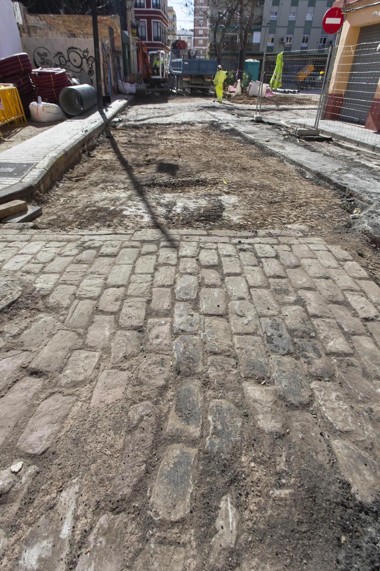 Las obras de la Plaza Calabuig sacan a la luz el antiguo adoquinado del Marítim