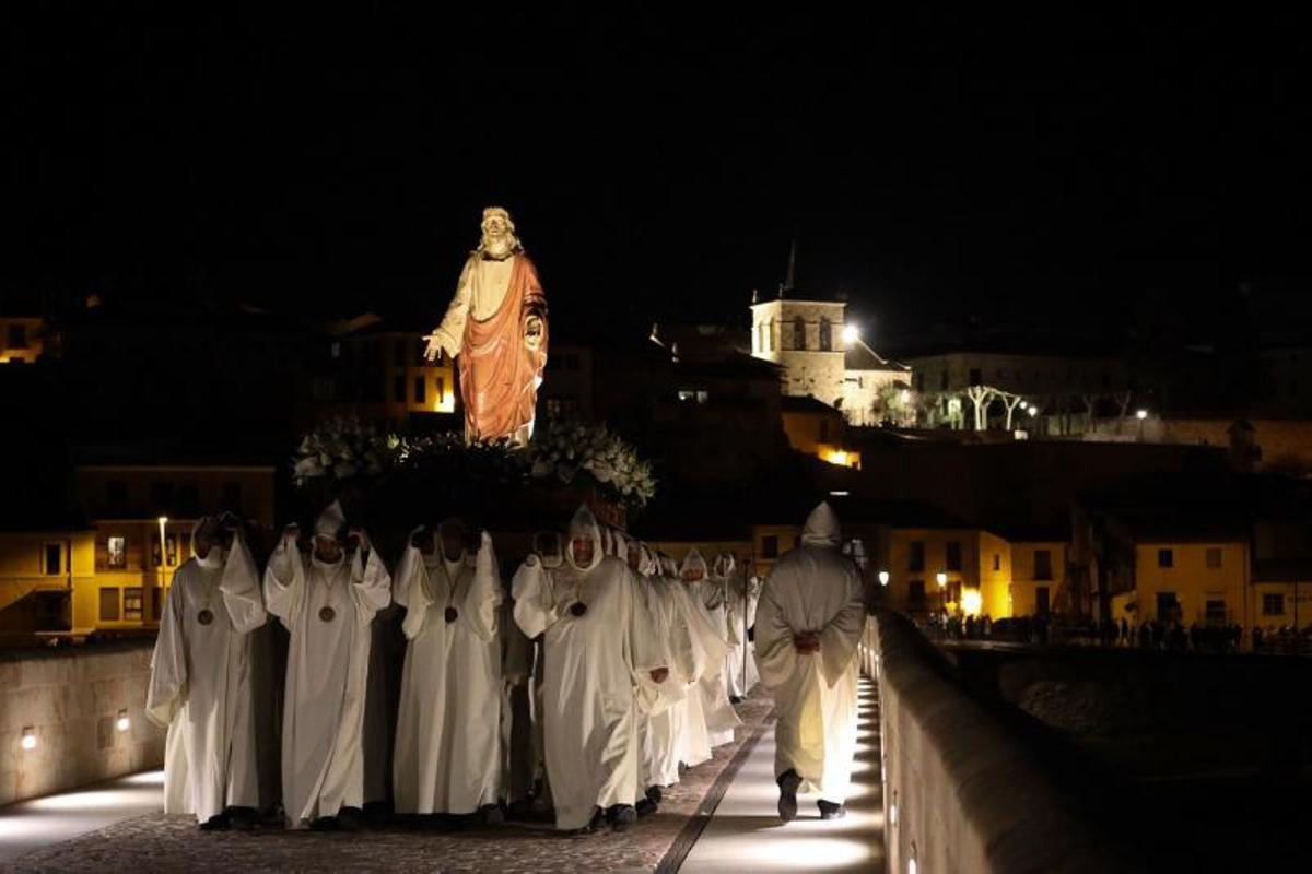 Luz y Vida a su paso por el Puente de Piedra.