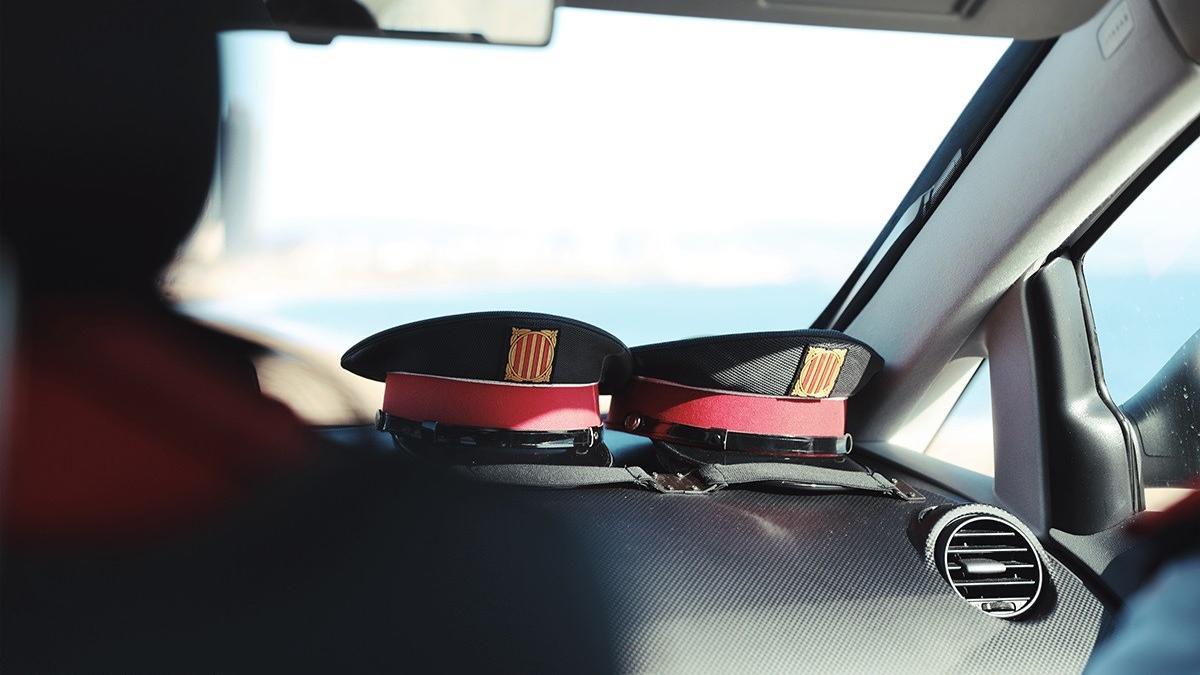 Dos gorras en un vehículo de Mossos d'Esquadra