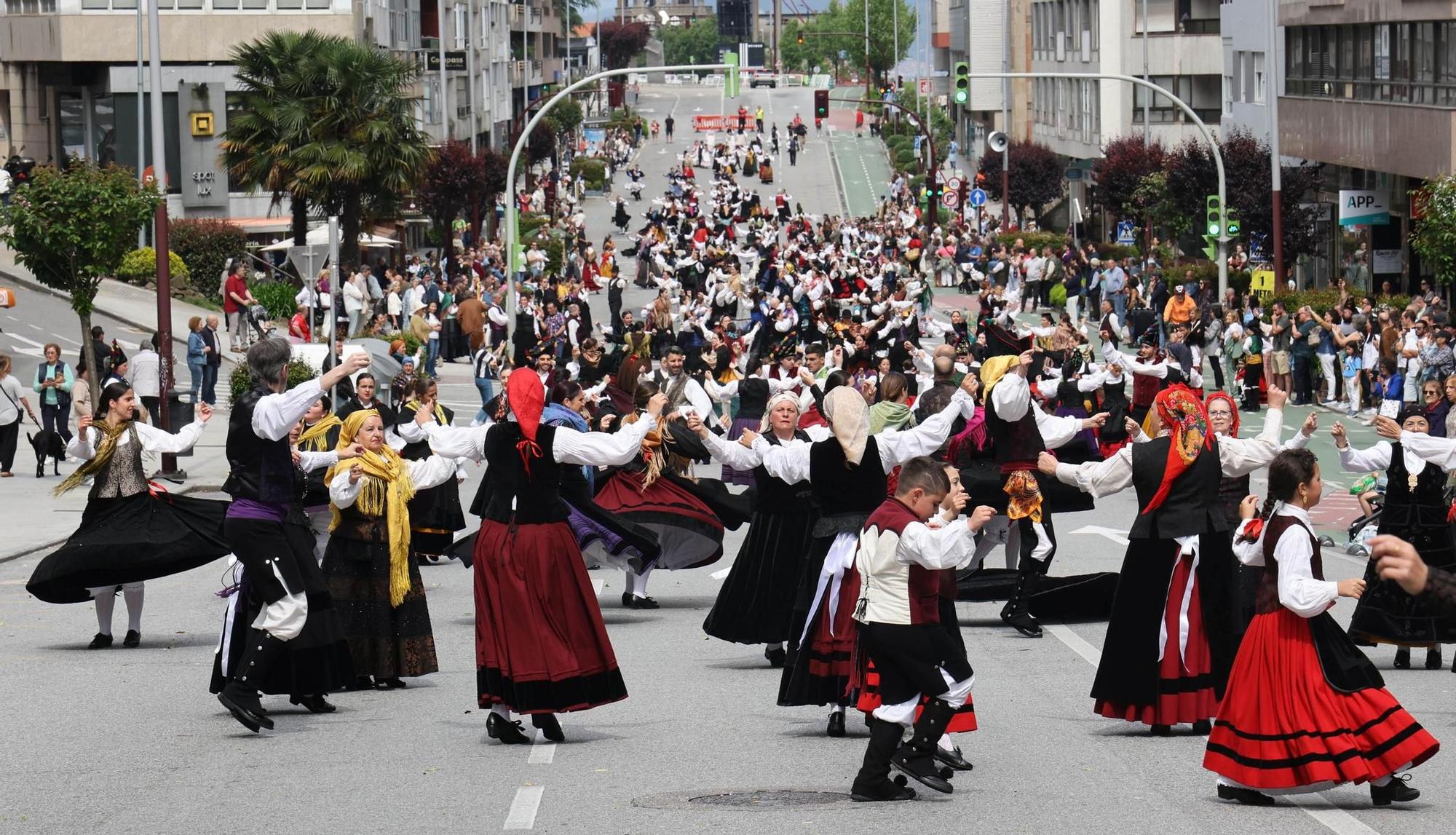 Vigo baila «al compás de una muiñeira»