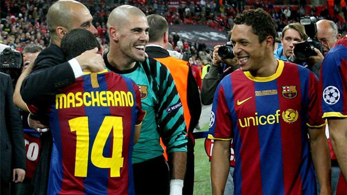 Mascherano, junto a Guardiola, Valdés y Adriano tras la final de Wembley