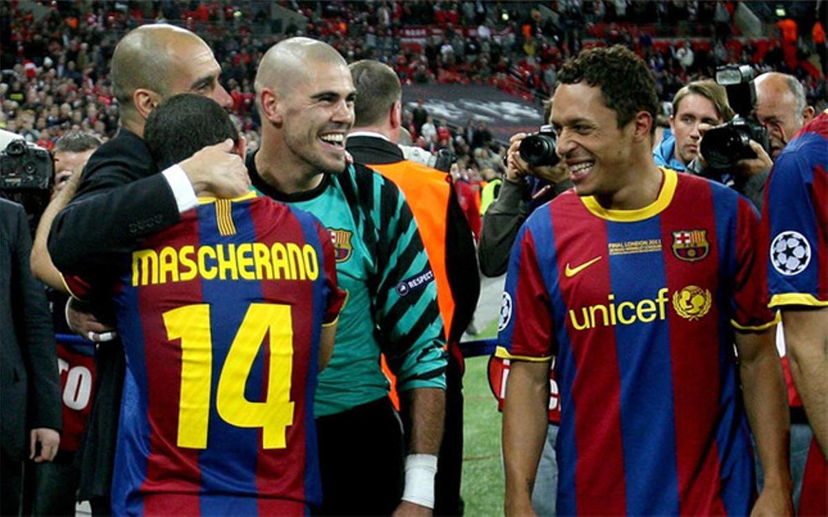 Mascherano, junto a Guardiola, Valdés y Adriano tras la final de Wembley