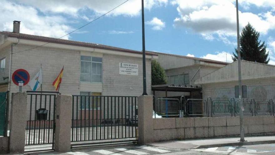 El CEIP Xosé Fernández López es el único colegio público del casco urbano. // D. P.