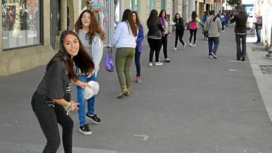 Noies passant-se els aliments en la cadena que van fer ahir