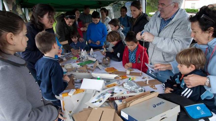 Participantes, ayer, en un taller infantil que se celebró en la explanada de San Balandrán.