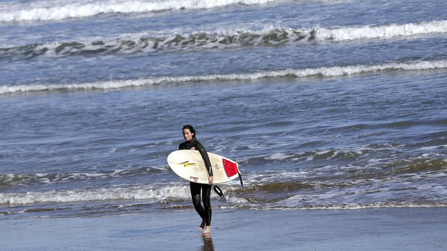 Una surfista sale del agua en la playa de la Malva-rosa, hoy.