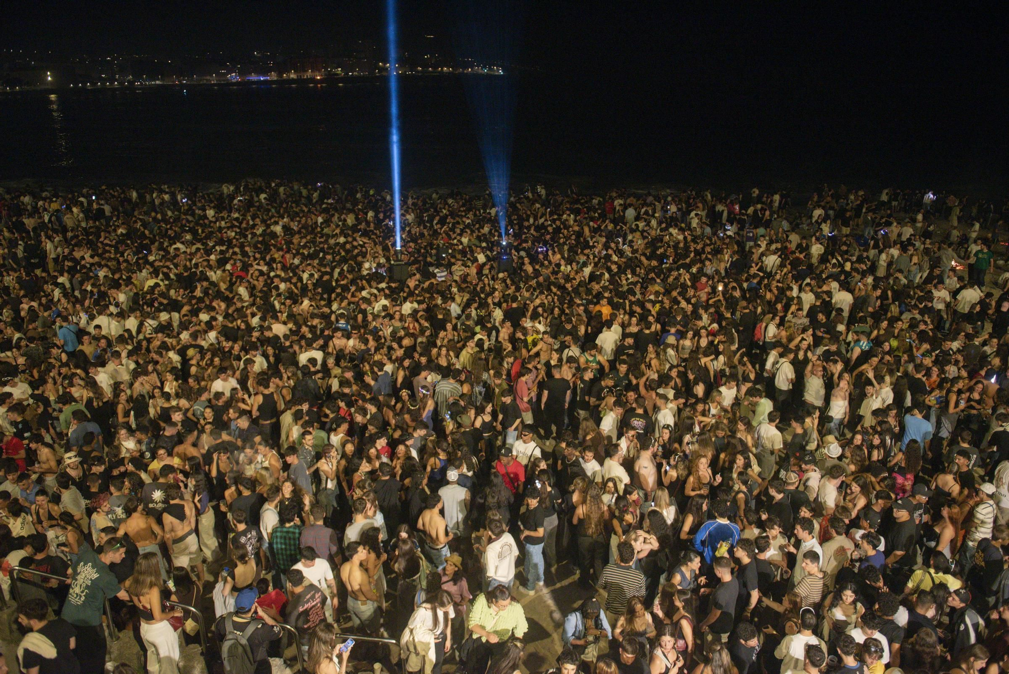 Multitudinaria 'rave' sanjuanera en el Orzán