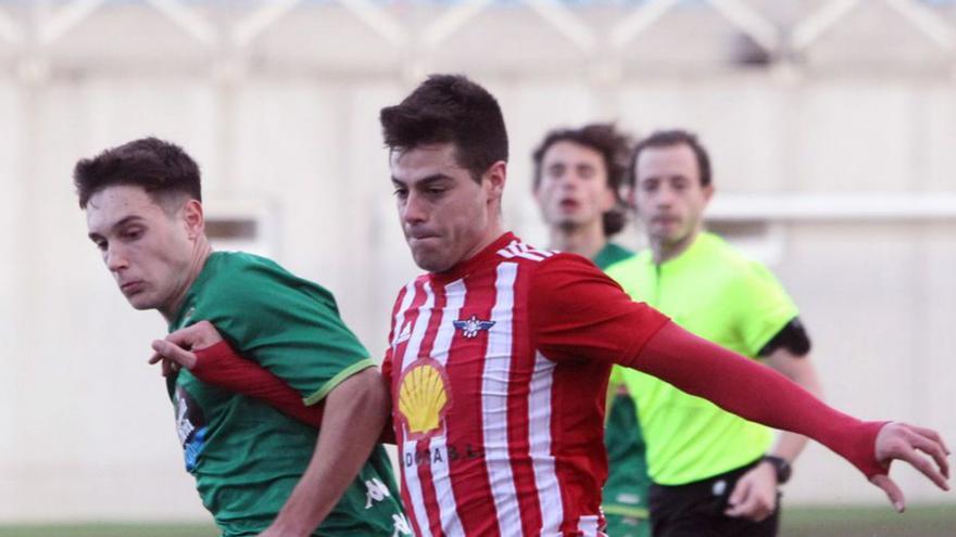 Un momento del partido de ayer en O Morrazo. // SANTOS ÁLVAREZ