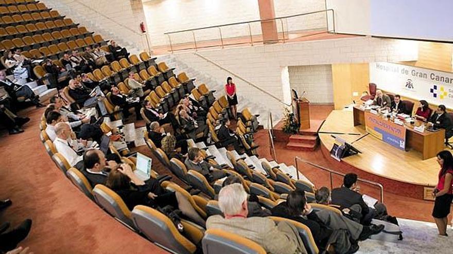 Los expertos en tumores de columna vertebral reunidos en el hospital Doctor Negrín de Gran Canaria.