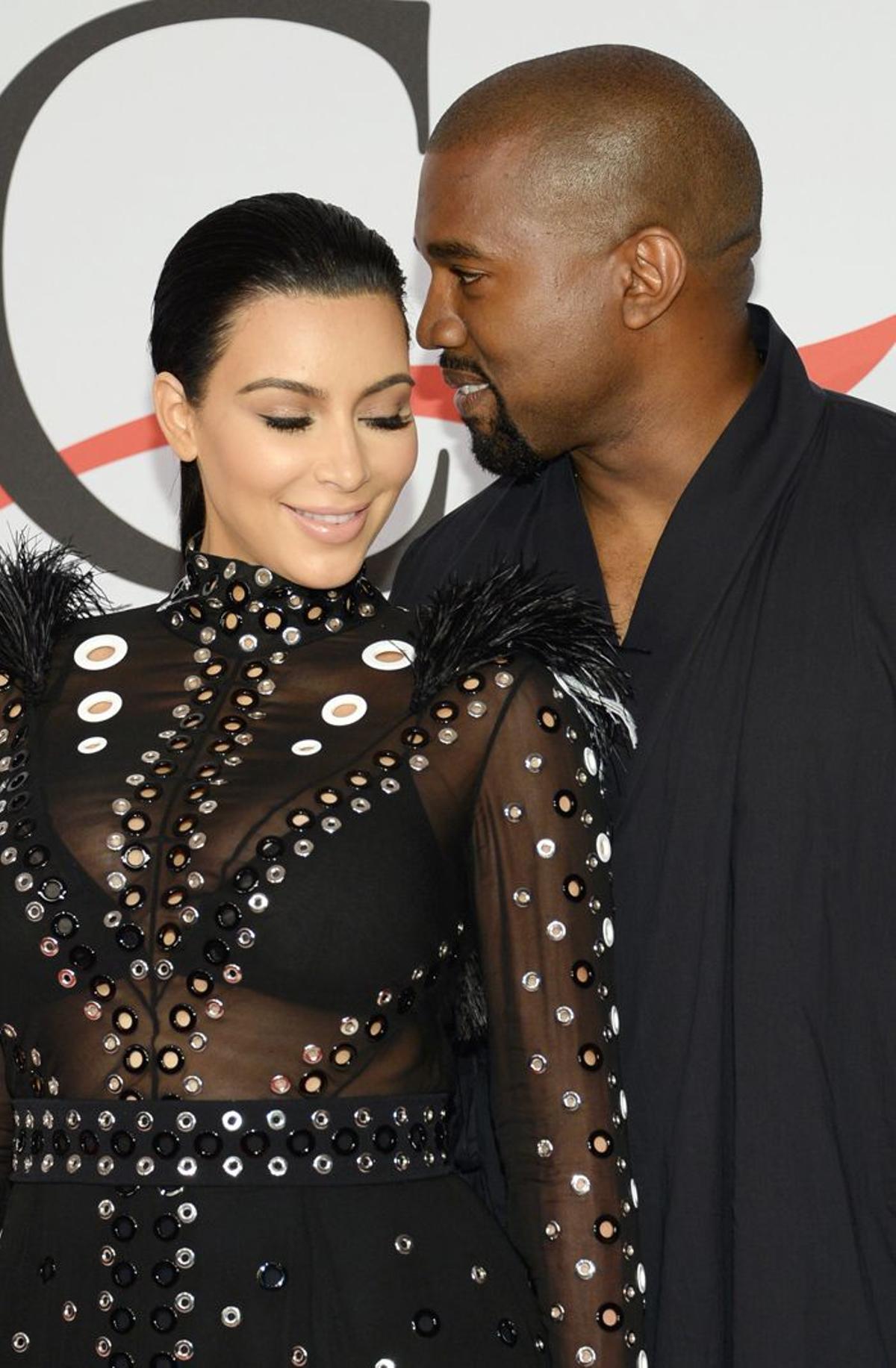 Kim Kardashian y Kanye West en los premios CFDA 2015