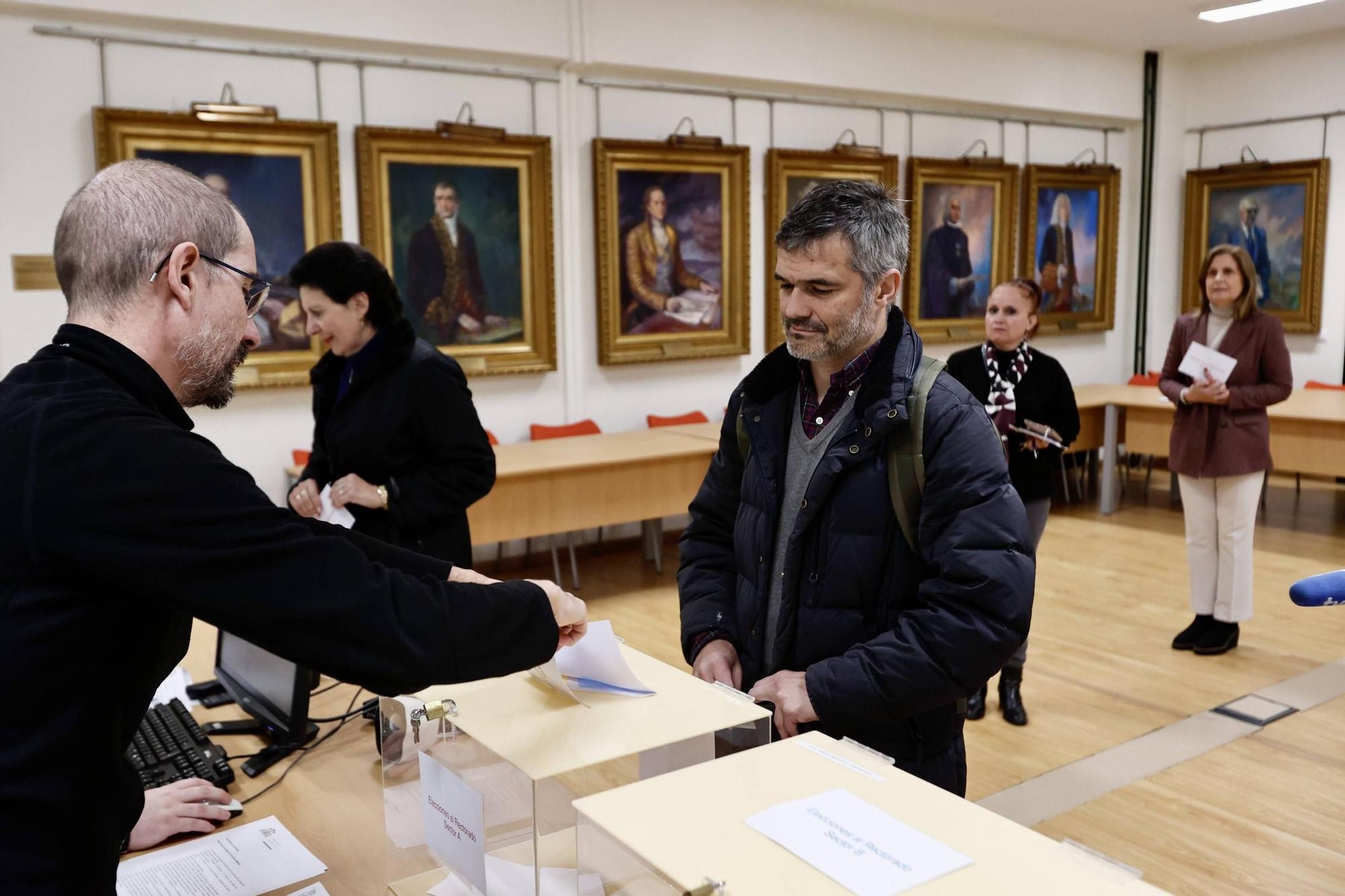 EN IMÁGENES: las votaciones para elegir al próximo Rector de la Universidad de Oviedo
