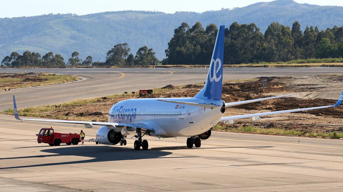 Un avión de Air Europa en el aeropuerto de Peinador tras la reapertura del mismo por sus obras de repavimentación