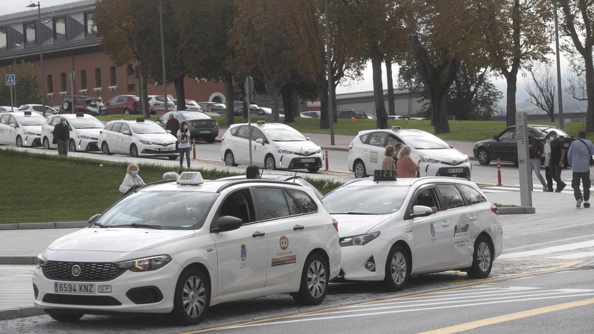 Taxis en las inmediaciones del HUCA, en Oviedo.