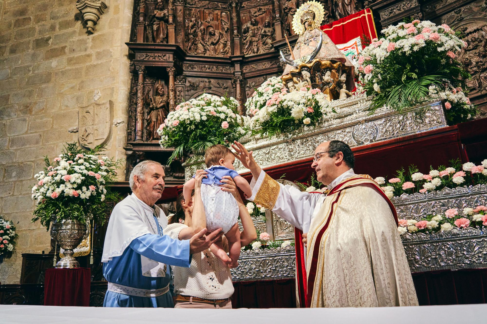 Presentación de los niños a la patrona de Cáceres