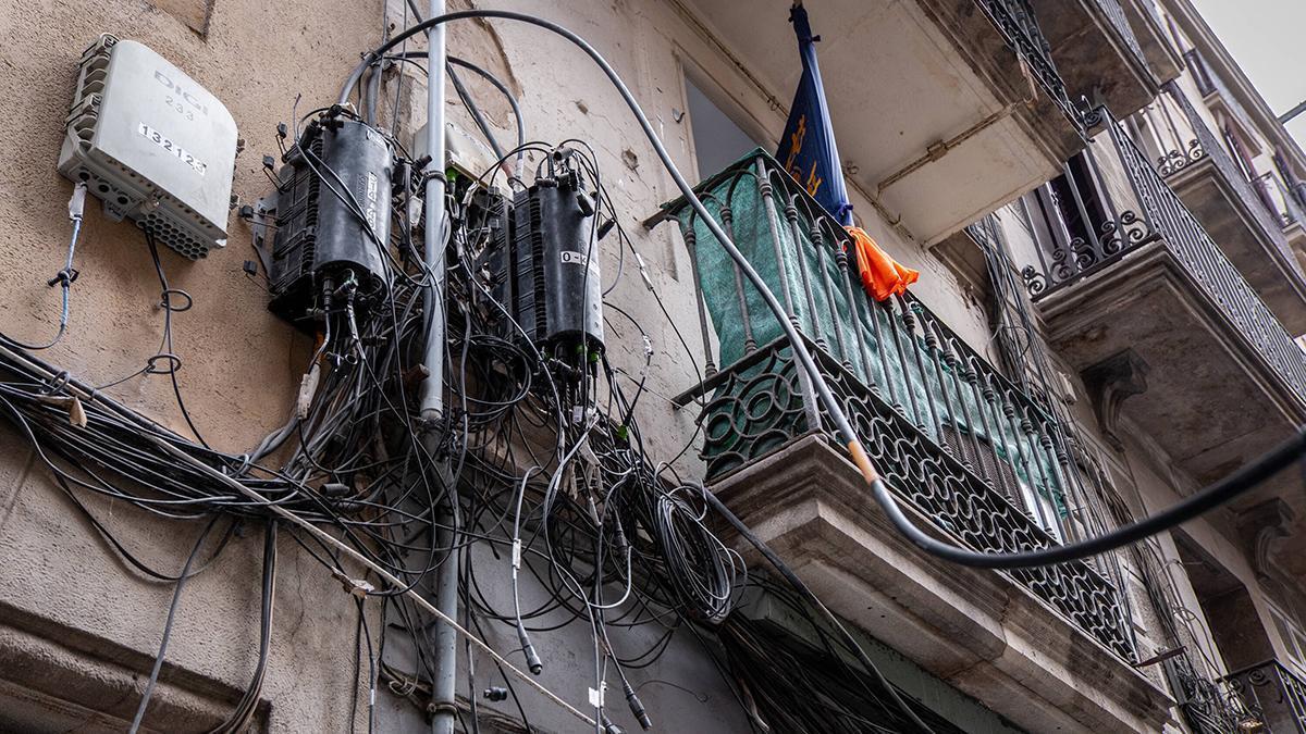 Barcelona trata de poner fin a las marañas de cables en las fachadas