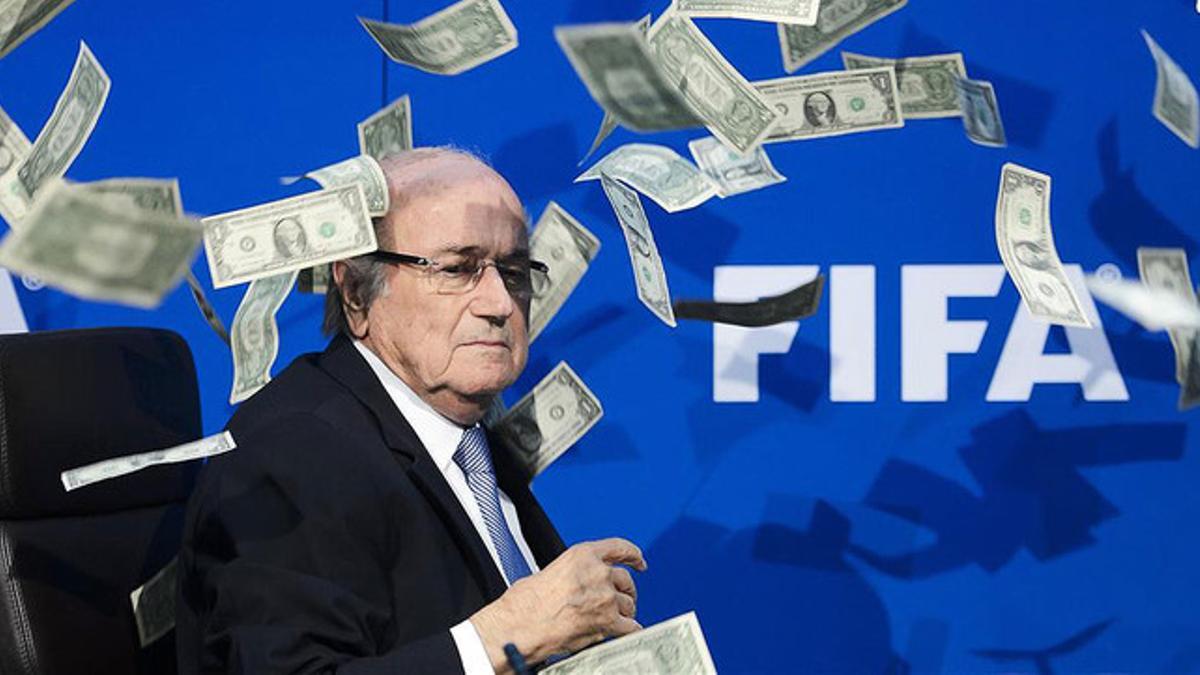 Joseph Blatter, rodeado de billetes lanzados por un espontáneo durante una rueda de prensa en la sede de la FIFA en Zúrich