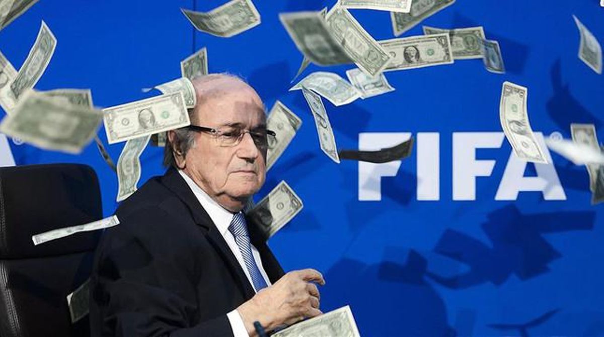 Joseph Blatter, envoltat de bitllets llançats per un espontani durant una roda de premsa a la seu de la FIFA a Zuric. Joseph Blatter, envoltat de bitllets llançats per un espontani durant una roda de premsa a la seu de la FIFA a Zuric.
