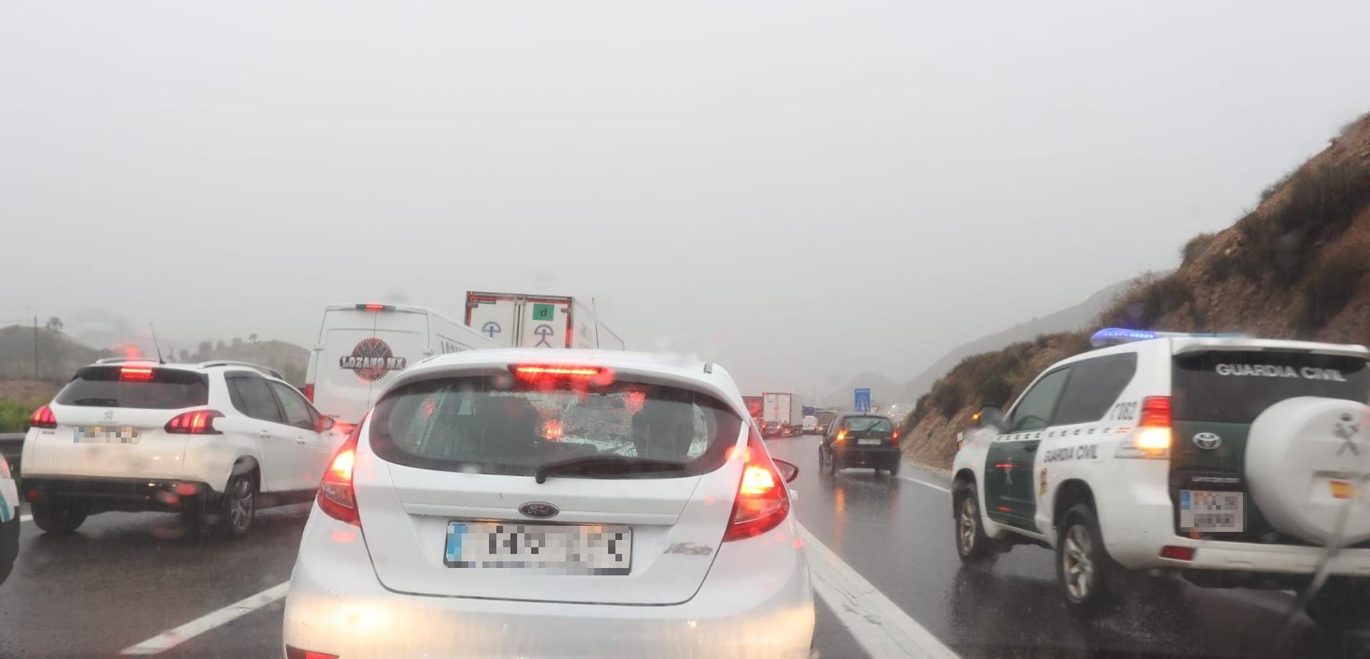 Retenciones de tráfico por la lluvia en la autovía a la altura de Elda