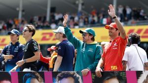 Fernando Alonso, piloto de Aston Martin, junto a Carlos Sainz, de Ferrari, en el GP de Japón.