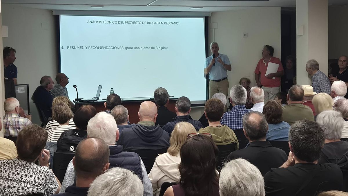 Charla de Fernando Hijar en el Ateneo de Cabrales