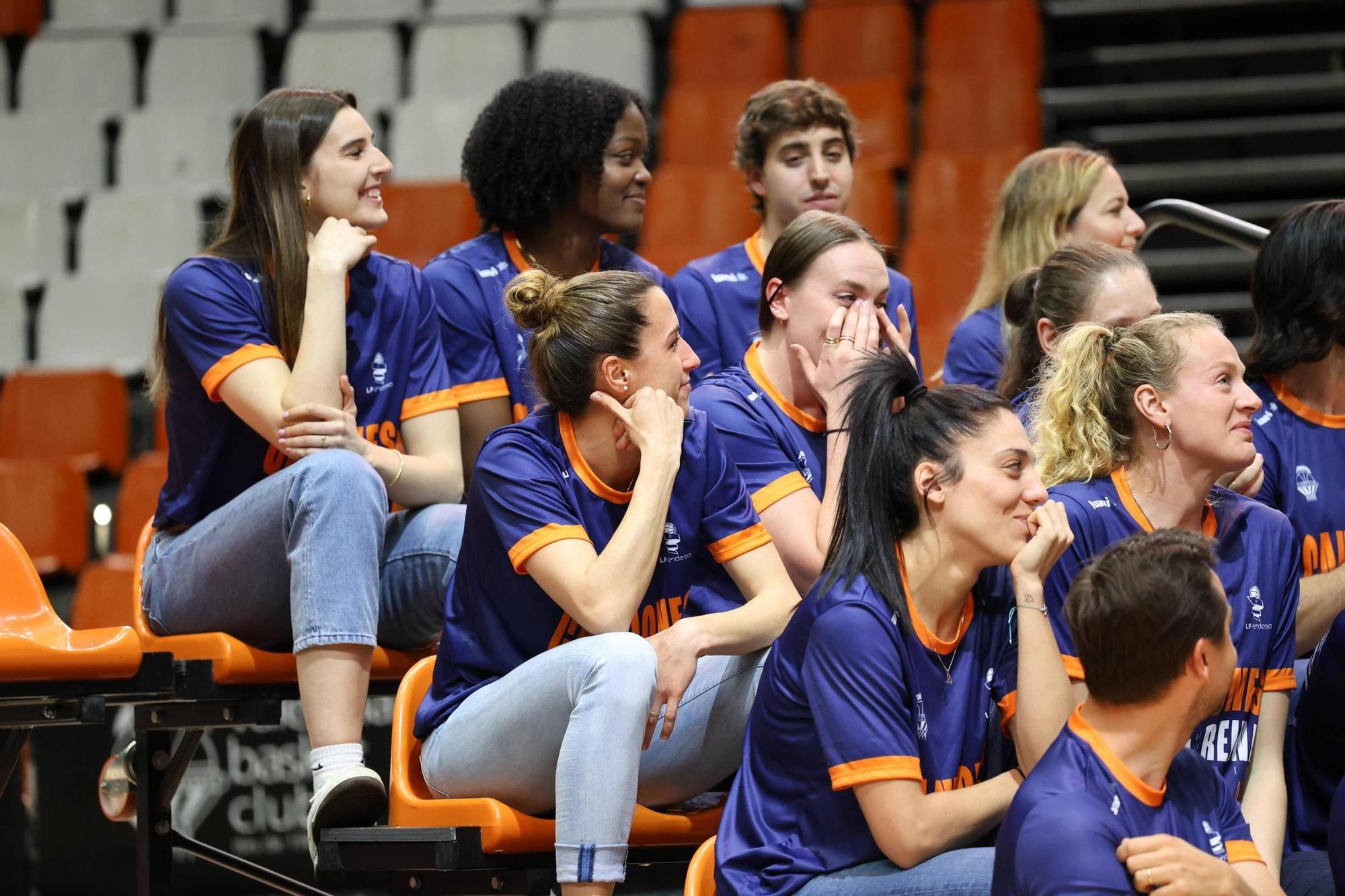 El Valencia Basket celebra a lo grande la Copa de la Reina con su afición