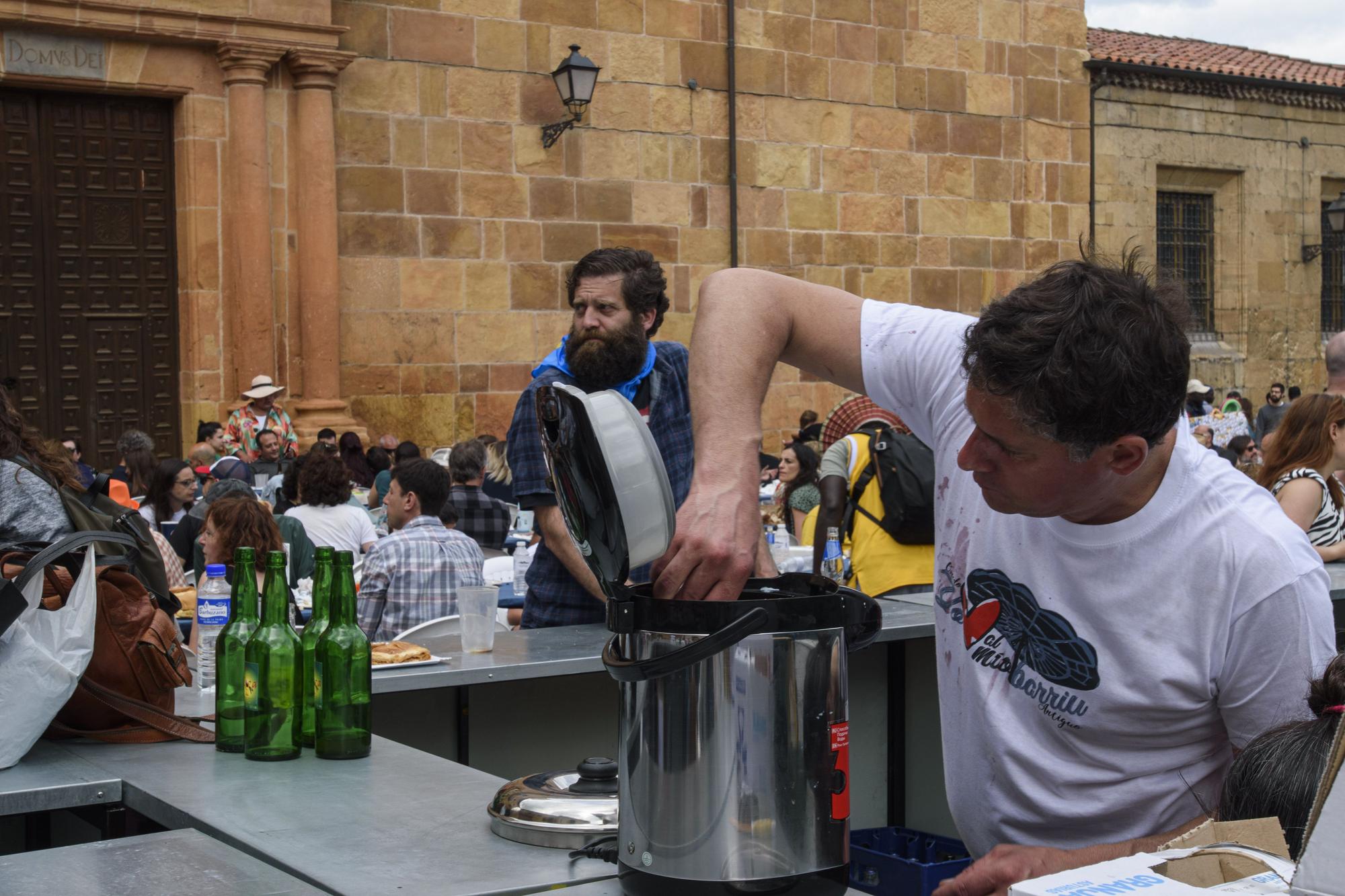 El Antiguo recupera su comida en la calle tres años después