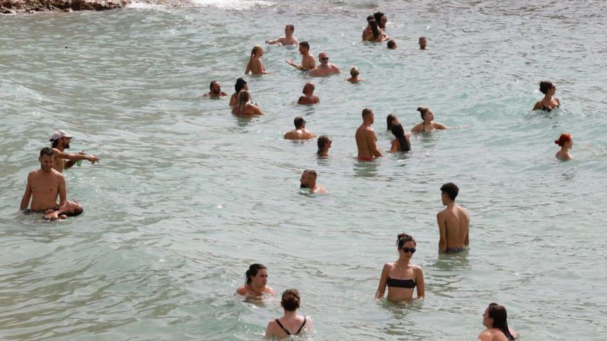 Bañistas disfrutando del mar en Sant Antoni. | J. A. RIERA