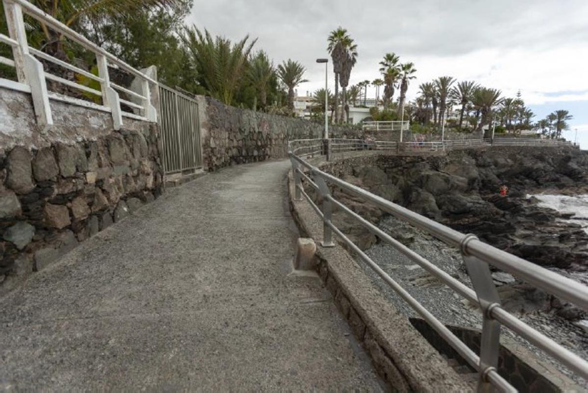 Estado de parte del paseo marítimo entre Playa del Inglés y San Agustín.