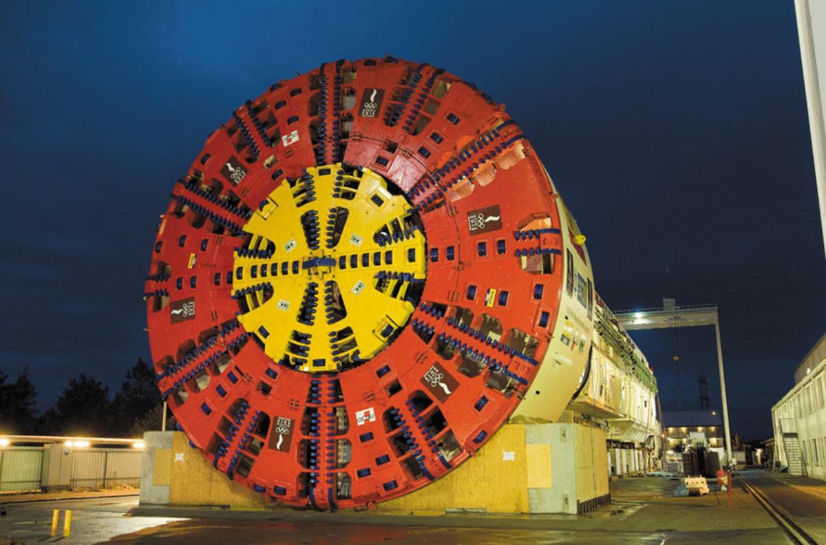 Las tuneladoras Tizona y Dulcinea, que costaron 45 millones de euros cada una, fueron las encargadas de perforar el túnel de la M-30. Fue un hito para aquella época. Hoy hace lo propio la tuneladora Mayrit para perforar el túnel de la futura Línea 11 del Metro de Madrid