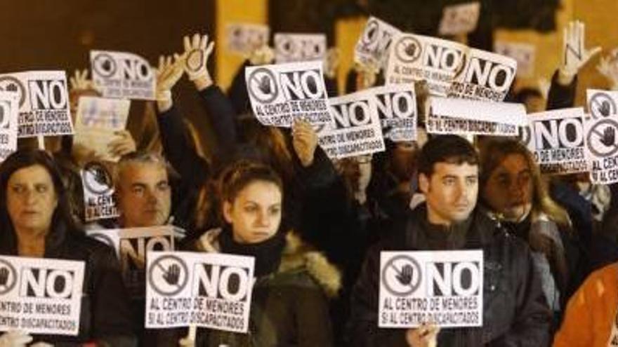 Protesta de los vecinos de Llíria contra el centro de recepción de menores.